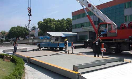 四川綿陽(yáng)100噸電子汽車(chē)衡正在進(jìn)行安裝調(diào)試！